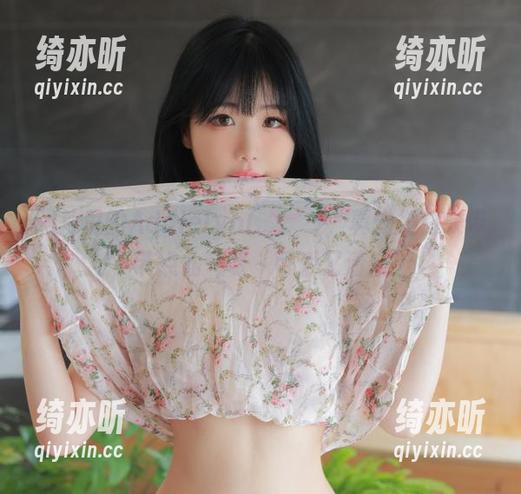 照片里的Addielyn(에디린)，真觉得白衣带不带点仙气呀～可爱又清新！