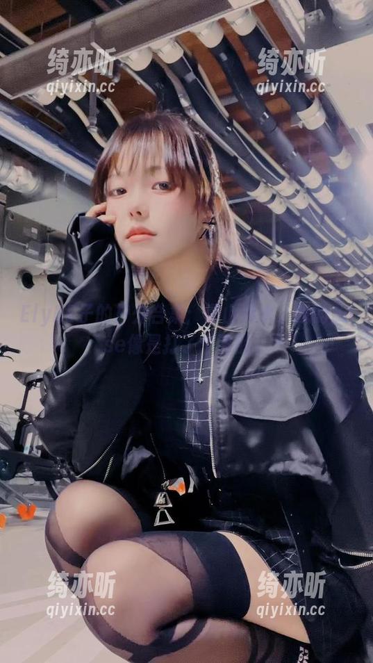 ElyEE子 ElyEE子的户外合集:爬山涉水,我的pose像是打了个飞的。