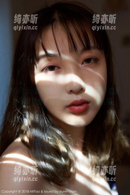 MiiTao蜜桃社-E杯奶茶 MiiTao蜜桃社 - 在线写真里,E杯奶茶与吊带组合,让我忍不住想多看几眼。