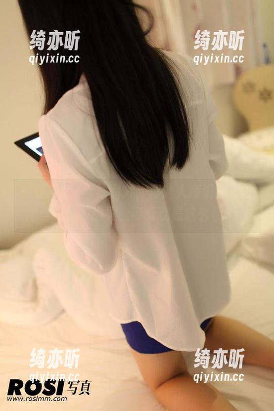 一张ROSI丝袜图片，真让人意识到，性感与优雅的边界，可能就是这么模糊。