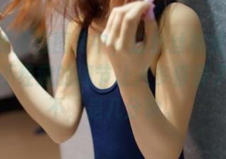 ROSI的高清图库中,白色丝袜如同一股清流,不经意的细节让人多停留了几秒,不,是几分钟。
