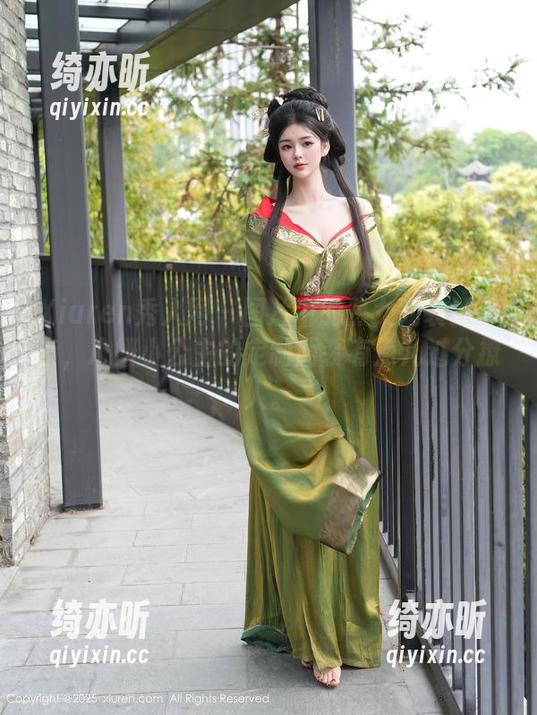 Xiuren秀人网-心妍小公主 Xiuren秀人网 - 图片中的熟女武装到牙齿,心妍小公主的定制西装有点儿过分撩人。