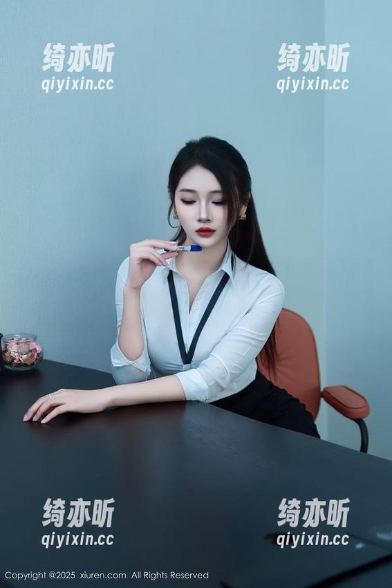Xiuren秀人网 - 套装神奇之处：看着图片的陈思琪Art，我在心里默默找资源。
