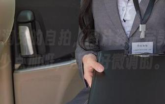 Yiko湿润兔的自拍，图片资源完美，除了少点加班，没啥好微调的。