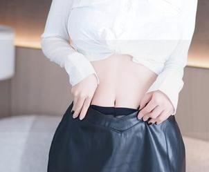 YouMi尤蜜荟 – 免费图集！奶瓶土肥圆矮挫丑黑穷的豹纹风潮，像是冲浪员穿上了豹纹潜水衣。