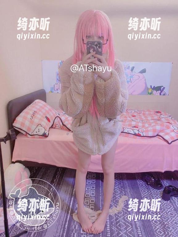 at鲨鱼 at鲨鱼的吊带裙:高清画面,不由自主就盯上了!