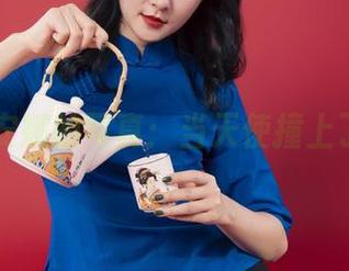 丽柜 – 安娜的写真:当天使撞上了普通人