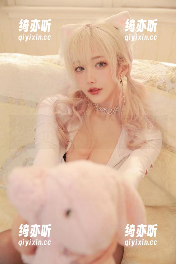 啾小妍Deer：猫女写真集，为什么这夜色让我特别想拿起咖啡呢...