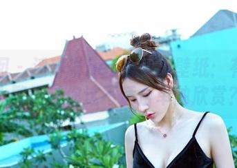 嗲囡囡 – 潘琳琳ber的夏天壁纸：有没有人警告过你这不适合单独欣赏？
