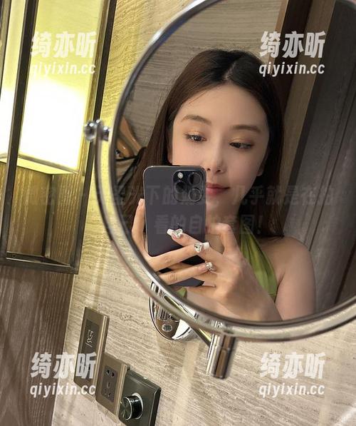 微密圈 - 无圣光下的奶雯，几乎就是在拍“自己”看的自拍套图！