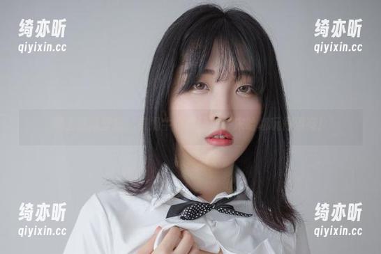 宋哈娜 墙上这幅壁纸,有奶牛也有骚动,宋哈娜玩得漂亮!