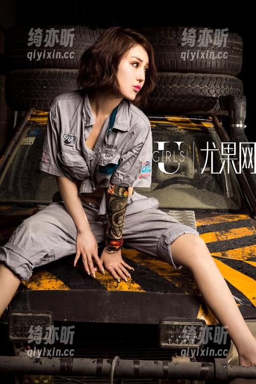 尤果网-游子熙 尤果网 - 游子熙新出的连体衣图包,穿上真的能提高颜值吗?我倒是挺想知道!