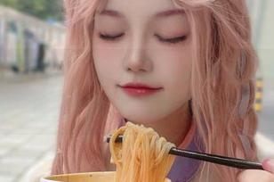 戚顾儿的棉袜,哪有不让人多看几眼的理由?这图片吸引力好像太强了。