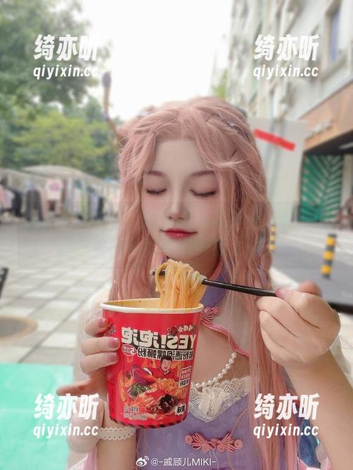 戚顾儿的棉袜，哪有不让人多看几眼的理由？这图片吸引力好像太强了。
