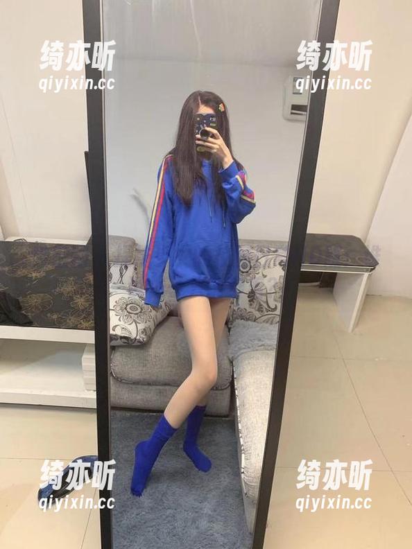 提袜少女 微密圈 - 提袜少女的校园日常HD版:谁说袜子只能穿着?