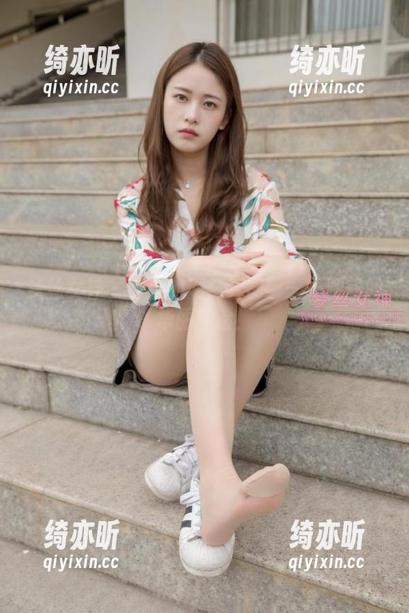梦丝女神 - 香萱的网袜套图：一场腿部的华丽冒险！