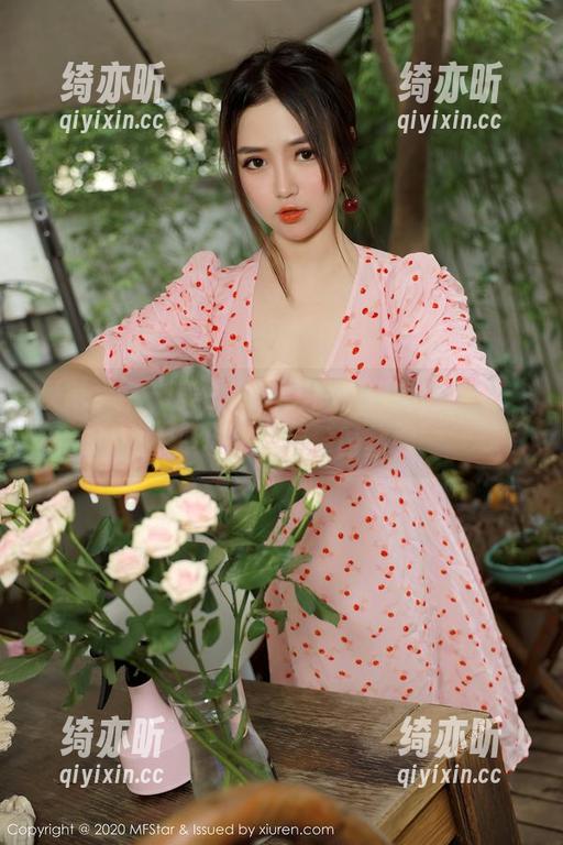 模范学院-薛琪琪 模范学院 - 美图时刻:薛琪琪的制服秀,不是你想的那种时刻哦