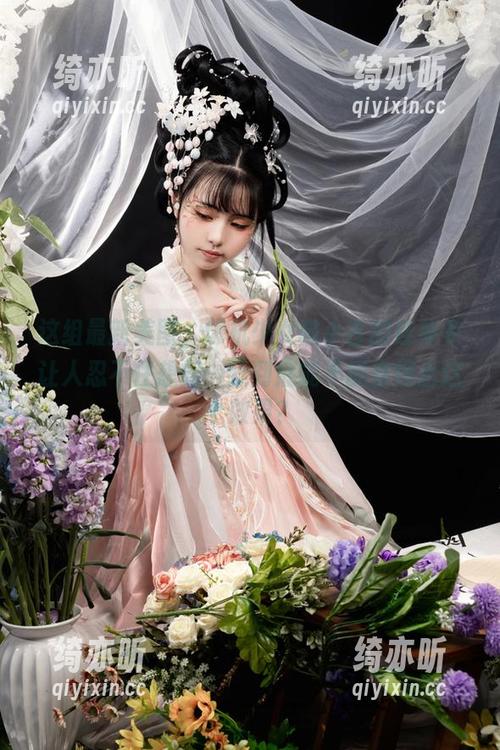 爆机少女喵小吉 这组最新美图,爆机少女喵小吉的连体衣让人忍不住想问:我到底能不能穿得出这个效果?
