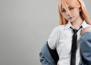 原图中的爆机少女喵小吉，夏日似乎给她加了特效——难道她就是太阳本尊？