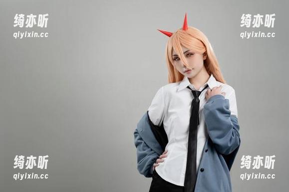 原图中的爆机少女喵小吉，夏日似乎给她加了特效——难道她就是太阳本尊？