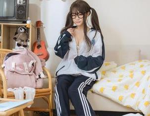 当神沢永莉的卫衣打开不止是拉链,黑丝和牛仔裤齐刷刷来袭!