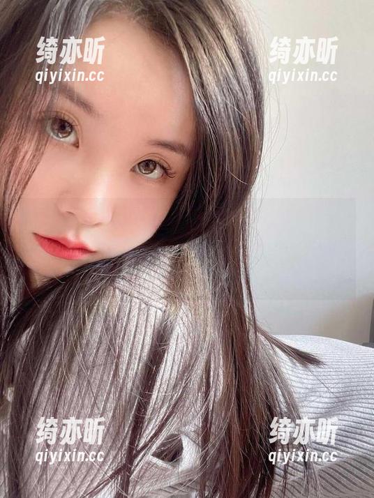 禅雨儿Lynne 微密圈 - 图册里的禅雨儿Lynne,你看她的原图,脚丫好像也在低声细语呢。真没见过长得这么松弛的足部。