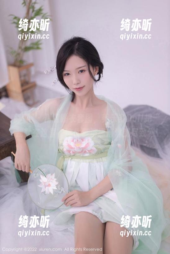 秀人网-养乐多Doll 秀人网 - 精选睡衣套图,养乐多Doll把“我就在这里”这件事演绎得淋漓尽致。