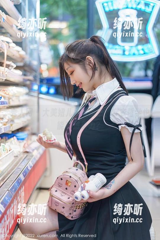 秀人网-大美妞儿 秀人网 - 大美妞儿吊带图集,穿衣哲学也能有想象力?