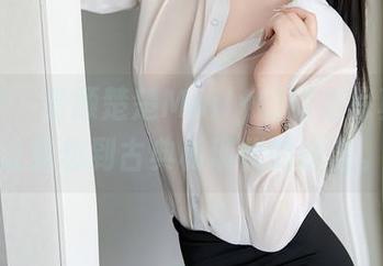 秀人网 – 看顾楚楚Maily的旗袍写真,总让我想到古典和现代的结合。