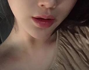 微密圈 – 说说童小芯这张红色作品，图片分享让人有点想抢毯子啊！