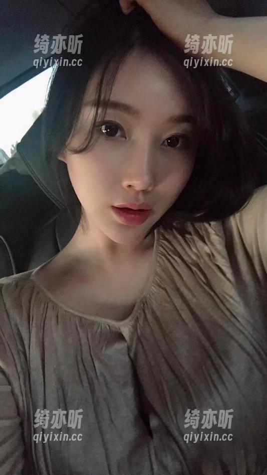 童小芯 微密圈 - 说说童小芯这张红色作品,图片分享让人有点想抢毯子啊!