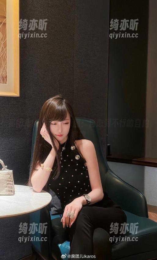 腐团儿Ikaros的原图：自恋到不行的自拍集锦