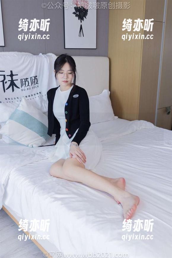 袜啵啵-熊熊 袜啵啵 - 蓝色短袜和脏,熊熊在照片里轻松混搭的趣味