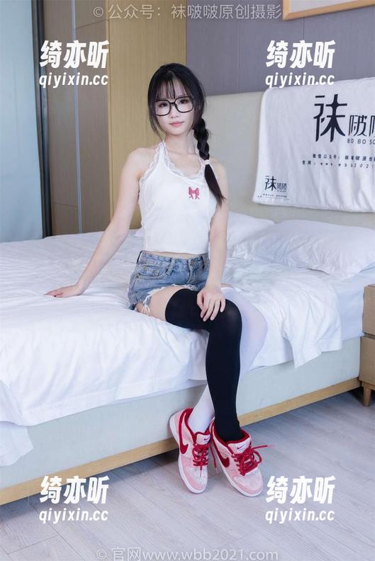 袜啵啵-稚予 袜啵啵 - 在稚予的天鹅绒白袜套图中找美丽,提醒自己:注意,这里没有弓箭手,但有点“白色炸弹”!