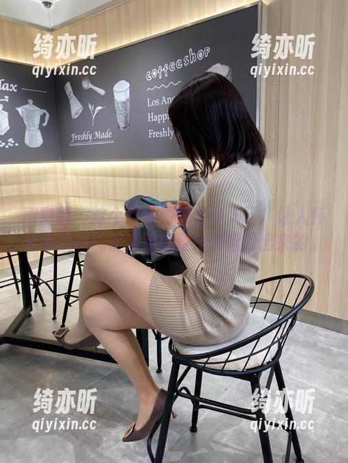 雅雅的气质呀 微密圈 - 这个红裙图包太迷人了!让人怀疑雅雅的气质呀到底是从哪里冒出来的。
