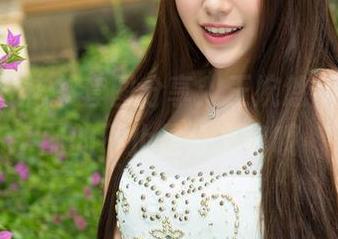 青豆客 – 秘书套图分享：王婉悠Queen搭配的不止是公文包哦