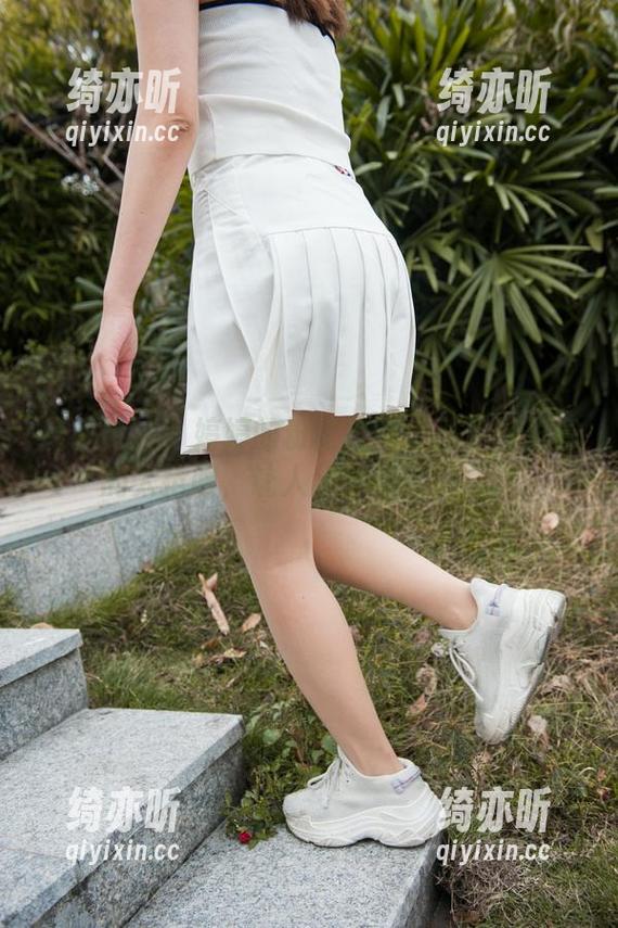 魔镜街拍-婷婷 魔镜街拍 - 婷婷的粉裙日常:那件裙子真的太抢眼,让人分心的工作写真