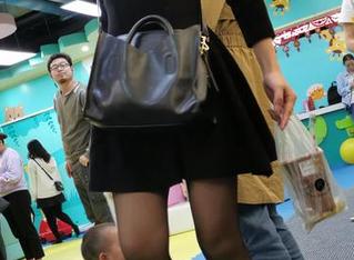魔镜街拍 – 楼楼穿着白色连衣裙，网盘里有更特别的她等你来发现！