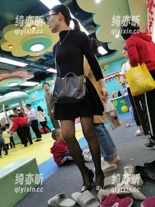 魔镜街拍 - 楼楼穿着白色连衣裙，网盘里有更特别的她等你来发现！