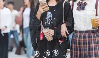 紧身瑜伽美女全套图片，魔镜街拍里的每一寸都在引人入胜
