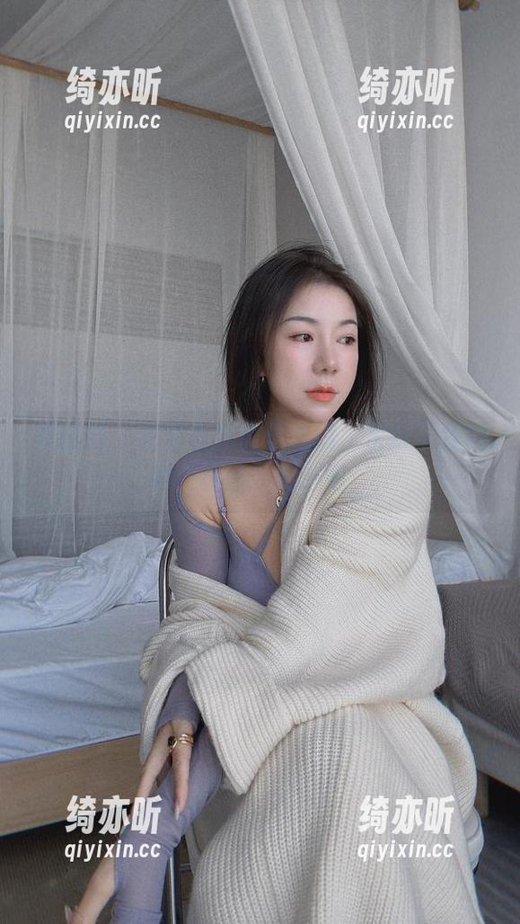 微密圈 - 鹿瑶在泳池里冲浪，快去下载她的“飘逸”姿态吧！